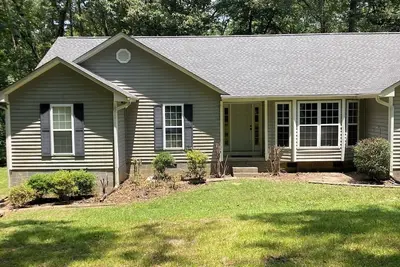 Image de Maison de lac isolée récemment rénovée