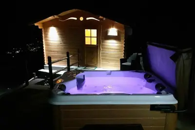 Image de Belle maison de vacances privée avec bain à remous, Tv, patio, animaux admis et parking
