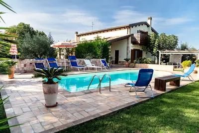 Image de Belle maison de vacances pour 5 personnes avec climatisation, Wifi, piscine, Tv, patio et parking