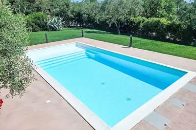 Image de Maison de vacances privée avec bain à remous, piscine privée, Wifi, climatisation, Tv, patio