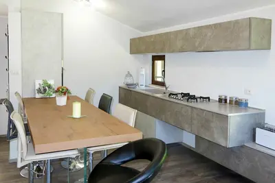 Image de Appartement dans une maison de vacances avec bain à remous, climatisation, piscine, Wifi, Tv, patio