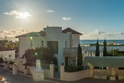 Image de Villa Komissa - Villa en front de mer avec grande piscine privée et jardin, Polis Paphos