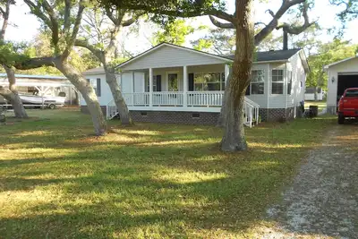 Image de Quiet 3 bedroom, 2 Bath Home located within 1/2 mile of ferry to Cape Lookout
