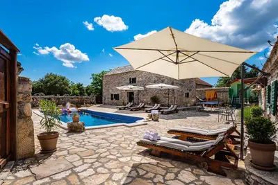 Image de Superbe maison Ă Zelengrad avec cuisine