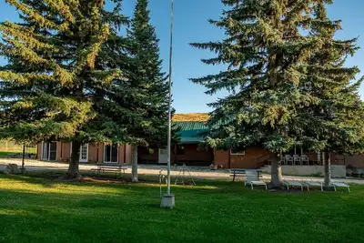 Image de Lodge de 16 chambres côté rivière sur 3 acres à Bear Lake -sleeps 60