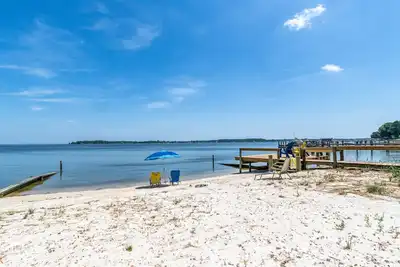 Image de Maison pittoresque au bord de l'eau avec plage privée