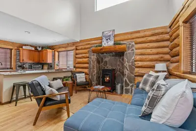 Image de Escapade en cascade! Retraite confortable / Acre entièrement clôturé / bain à remous!