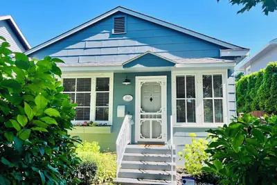 Image de La vie sur la plage, l'emplacement! ! Abbott Street, 2 min à pied de la plage, 10 min du centre-ville