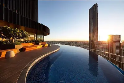2 chambres, piscine à débordement, à 3 minutes de Story Bridge
