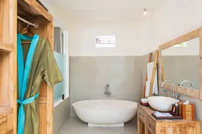 Image de Belle villa avec une magnifique baignoire