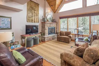 Image de Stay Montana - Downtown Bigfork, Condo de luxe sur la rivière Swan