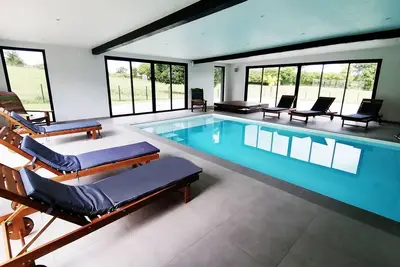 Image de Villa spa à la campagne avec piscine intérieure et jacuzzi