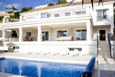 Image de Luxurius Villa avec vue sur la montagne, la mer et une grande piscine.