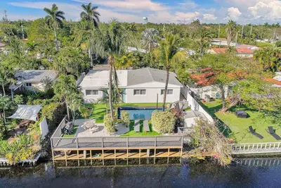 Image de Modern home w/ heated pool & canal views