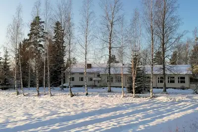 Image de Summer Hill est un appartement dans une ancienne école avec une grande cour et un lac à proximité.