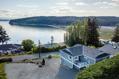 Image de Elger Bay Retreat - Vues incroyables / Wifi / Directv