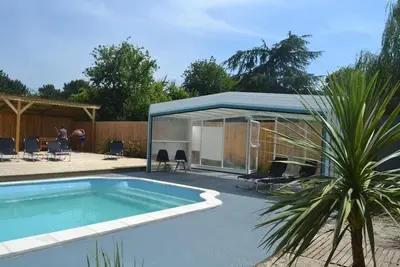 Image de Cabanes de luxe - Confort comme à la maison - Piscine couverte chauffée - Vélos