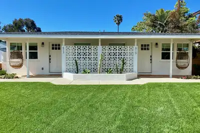 Image de Nouveau hanche 'North Jetty Bungalow' - cour avec bain à remous, foyer + A / C + laveuse / sécheuse