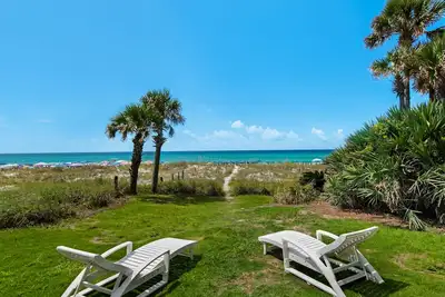 Image de Rien de tel que cette maison! Gulf Front-Private Beach-Grand salon!