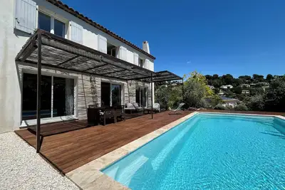 Image de Maison neuve avec piscine et grande terrasse extérieure.