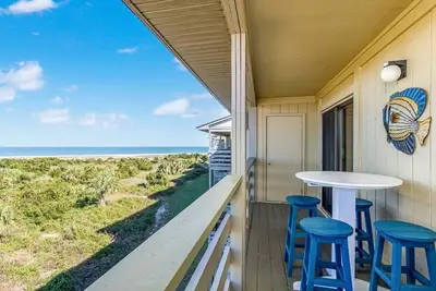 Image de Condo au dernier étage avec une vue imprenable depuis un balcon privé, piscines communautaires