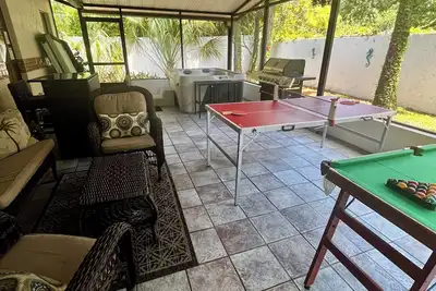 Image de Le luxe rencontre la tranquillité à Tampa avec 7 lits, y compris le roi dans la suite principale