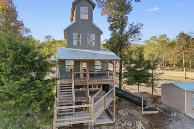 Image de Cabine dans le ciel / Treehouse, piscine, Hottub, escalade, toboggan Chatt Tn 21 miles
