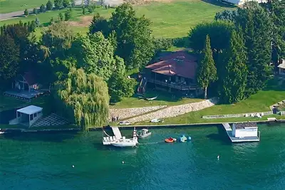 Image de Maison familiale du lac Chelan sur l'eau