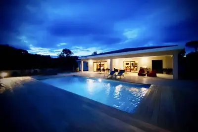 Image de Villa neuve contemporaine avec piscine à 5 mn de la mer.