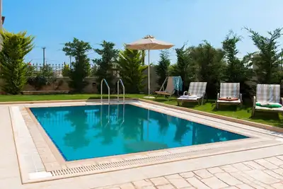 Image de Spacieuse et élégante villa avec piscine Prvt dans la nature