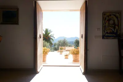 Image de Finca majorquine traditionnelle avec vue panoramique sur la mer et les montagnes