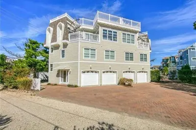 Image de Maison de ville de North Beach Ocean Block sur voie privée. À quelques pas de la plage. Belle vue sur l'océan et terrasse sur le toit. 140605