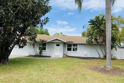 Image de Maison Coucher Du Soleil avec une énorme piscine Pointe-Feu