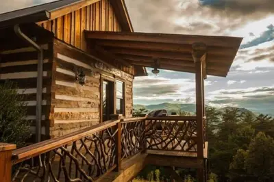 Image de Mountaintop Log Cabin, HotTub, Pool Table