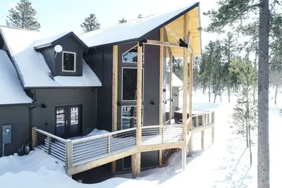 Image de Nouvelle cabine unique sur les routes pavées, bain à remous et accès au clubhouse avec piscine!