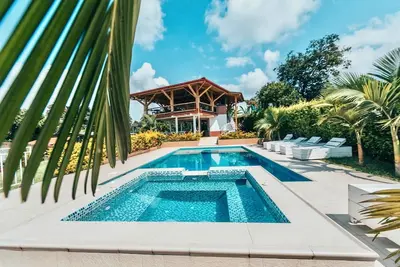 Image de Villa paisible avec Wi-Fi + jacuzzi