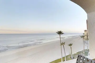 Image de Princesa Resort E-409 Rest Ashored Oceanfront 2 Br Spacieuse plage de sable