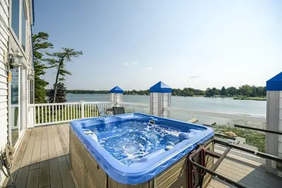 Image de Maison au bord de l'eau, bain à remous, kayaks, pêche et divertissement.