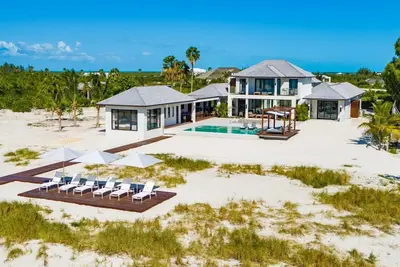 Image de Maison de plage de luxe moderne et élégante de 5 chambres située le long de la plage de Grace Bay