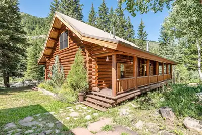 Image de Mountain Log Cabin in private neighborhood on Crystal River w/ On Site Fishing