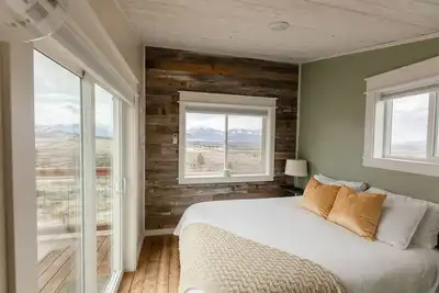 Image de Petite maison rustique moderne avec vue à 270 degrés sur la vallée de Bitterroot