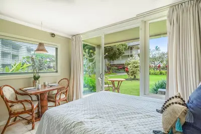 Image de Condo au rez-de-chaussée dans un complexe en bord de mer avec A / C, piscine partagée. À quelques pas de la plage