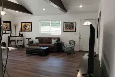 Image de Belle Maison Spacieuse Avec Hauts Plafonds, Patios Et Piscine