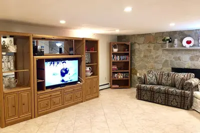 Image de Gemme cachée près de Boston avec 2 chambres et un immense espace pour les familles et les activités