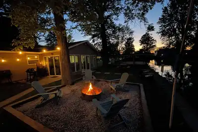 Image de Nouveau! ❤️ Relax Inn sur le canal! Cottage de luxe de l'île de Tecumseh. 10 couchages! Dock