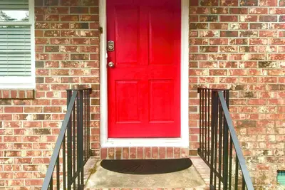 Image de Récemment rénové, 2 chambres, 1 salle de bain près du centre-ville - porte rouge