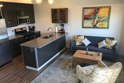 Image de Condo with deck facing the mountain, bike path and restaurant across the street, 5 min driving from down town