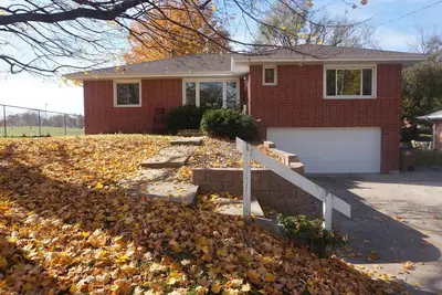 Image de Grande maison Ranch Brick avec une option de 3 Br à louer sur calme, privé, Deadend St.
