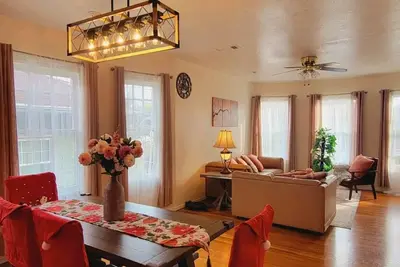 Image de Sunny spacious home. Near beach, airport, downtown