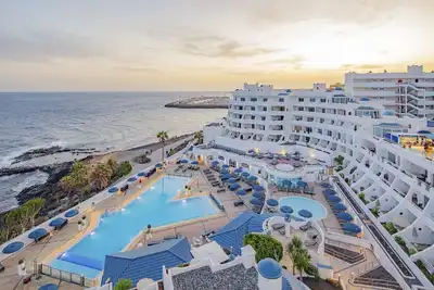 Image de Appartement de luxe a Tenerife, situé le long de l'ocean, terrasses, piscine. .